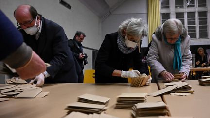 Les conseils municipaux des 30 000 communes où les maires ont été élus dès le 15 mars au premier tour devraient être installés entre le 2 et le 7 juin prochain. (FREDERICK FLORIN / AFP)