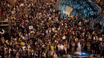 La Puerta del Sol à Madrid, où des milliers d'Indignés" protestent, le 5 août 2011, contre les violences policières. (Pedro Acosta / AFP)