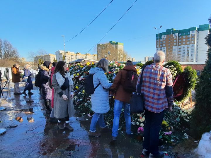 La tombe d'Alexeï Navalny a disparu sous les fleurs déposées par les opposants russes venus lui rendre un dernier hommage, le 3 mars 2024 dans la banlieue sud de Moscou. (RADIOFRANCE)