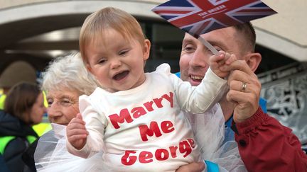 La petite Ruby-Cate et son papa saluent le passage du prince William et son &eacute;pouse en visite au Civic Square &agrave; Wellington (Nouvelle-Z&eacute;lande), le 16 avril 2014. (AFP)