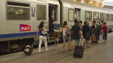 Des voyageurs &agrave; la gare SNCF de Nice, le 25 mars 2013.&nbsp; (JACQUES LOIC / PHOTONONSTOP / AFP)