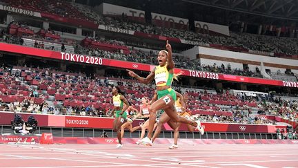 La Jamaïcaine&nbsp;Elaine Thompson-Herah franchit la ligne du 100 m féminin en tête, lors de la finale des Jeux de Tokyo, le 31 jullet 2021. (JEWEL SAMAD / AFP)