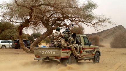 Des soldats nigériens patrouillent. (SOULEYMANE AG ANARA / AFP)