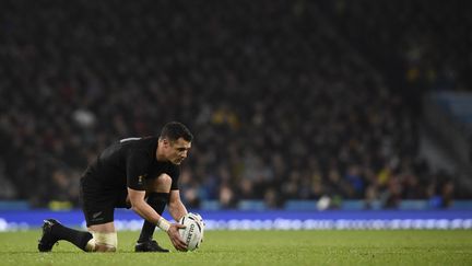 Le buteur néo-zélandais Dan Carter s'apprête à tenter une pénalité lors de la demi-finale du Mondial contre l'Afrique du Sud, le 24 octobre 2015 à Twickenham (Londres).&nbsp; (FRANCK FIFE / AFP)