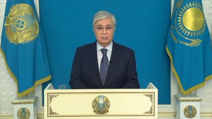 Le président kazakh, Kassym-Jomart&nbsp;Tokaïev, prononce une allocution télévisée depuis Almaty, le 5 janvier 2022. (EYEPRESS NEWS / AFP)