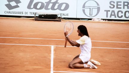 Yannick Noah après avoir battu le Suédois Mats Wilander et remporté les Internationaux de France de tennis, à Roland-Garros à Paris, le 5 juin 1983. (AFP)