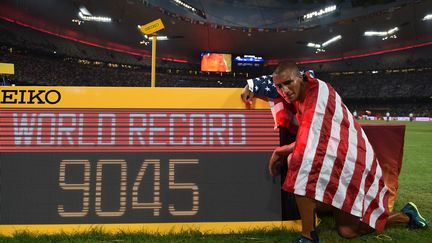 Grand favori pour la médaille d'or au décathlon, Ashton Eaton a fait bien mieux. L'Américain, champion du monde en 2013, a conservé son titre et s'est adjugé le seul record du monde de cette année.  (FRANCK FIFE / AFP)