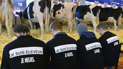 Des éleveurs laitiers arborent le slogan "Je suis éleveur. Je meurs" sur leurs t-shirts, lors du Salon de l'agriculture à Paris, le 26 février 2016. (MAXPPP)