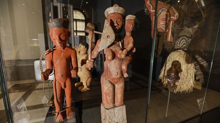 Une vitrine du musée royal&nbsp;de l'Afrique centrale de Tervuren en Belgique, le 5 décembre 2018. (THIERRY ROGE / BELGA MAG)