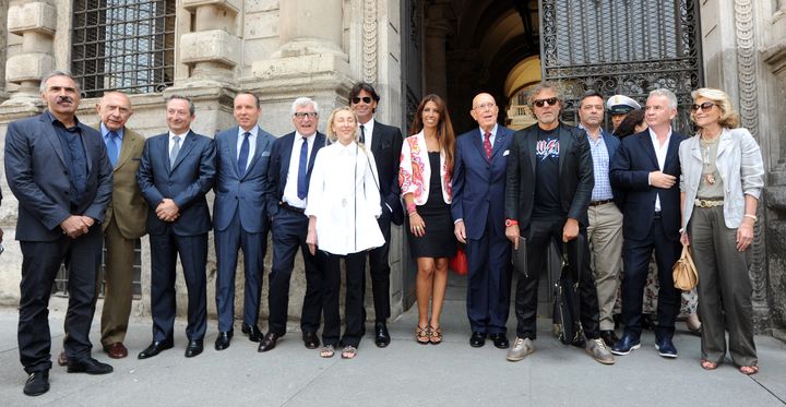 Ici Beppe Modenese (le deuxième en partant de la gauche) avec de nombreux membres de la Chambre de la mode italienne, parmi lesquels les créateurs Ermenegildo Zegna, Lavinia Biagiotti,&nbsp; Massimo Ferretti et Giovanna Gentile Ferragamo en 2013 à Milan. (PIER MARCO TACCA / GETTY IMAGES EUROPE)