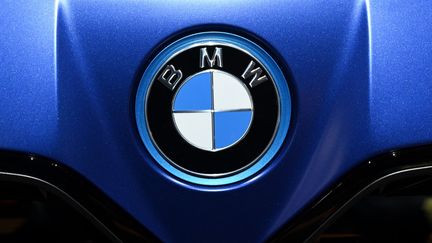 Le logo de la marque BMW lors du salon de l'automobile de Munich (Allemagne), le 8 septembre 2021. (CHRISTOF STACHE / AFP)