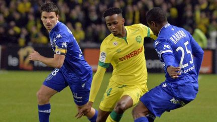 Le défenseur nantais Alhadhur contre l'attaquant bastiais Kamano (GEORGES GOBET / AFP)