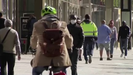 En duplex depuis Berlin (Allemagne), le journaliste Laurent Desbonnets explique le déconfinement accéléré qui s'amorce outre-Rhin. (FRANCE 3)