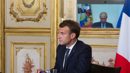 Emmanuel Macron en vidéoconférence avec Vladimir Poutine à Paris, le 26 juin 2020. (RAPHAEL LAFARGUE/SIPA)