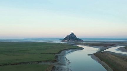 Mont-Saint-Michel : grande opération de ramassage des déchets dans la baie