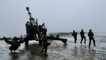 Des soldats indiens à proximité de la frontière disputée avec la Chine, le 19 août 2021. (JAYANTA SHAW / THE TIMES OF INDIA / AFP)