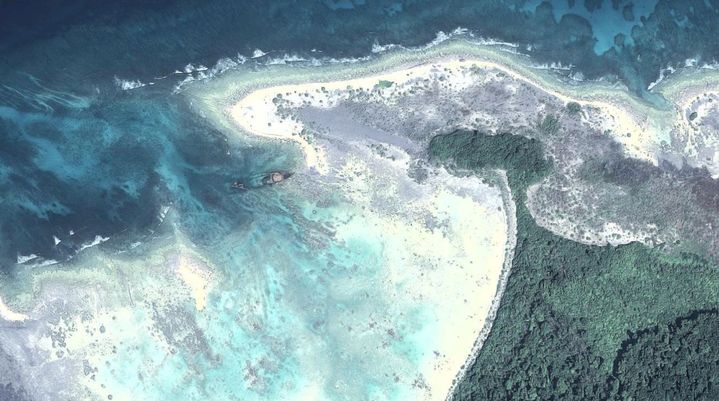 Epave d'un bateau &eacute;chou&eacute; aux abords de l'&icirc;le North Sentinel en 1981, dans l'oc&eacute;an Indien, visible par vue a&eacute;rienne, le 28 juillet 2015. (GOOGLE EARTH / FRANCETV INFO)