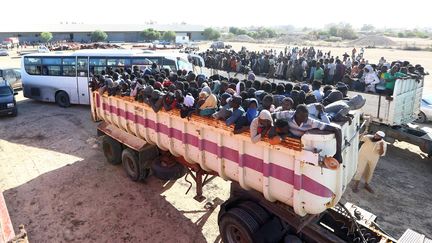 Des migrants transférés d'un camp à un autre, à Sabratha, en Libye, le 7 octobre 2017.&nbsp; (MAHMUD TURKIA / AFP)