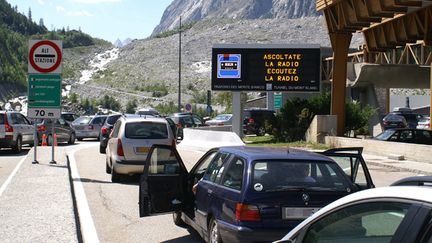 &nbsp; (Près de 3500 poids-lourds traversent le tunnel du Mont-Blanc et la vallée de l'Arve chaque jour. © MaxPPP)