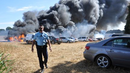 Un incendie a d&eacute;truit 64 voitures sur un a&eacute;rodrome de Pontivy, dans le Morbihan, dimanche 1er septembre. (MAXPPP)