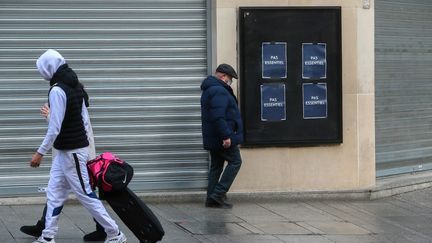 Le cinéma UGC fermé avec des affiches "non essentiel", à Nancy (Meurthe-et-Moselle), le 21 décembre 2020. (NICOLAS GUYONNET / HANS LUCAS / AFP)