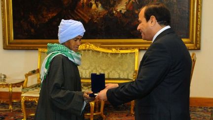 Sisa Abou Daooh décorée par le président al-Sissi (Présidence égyptienne/AFP)