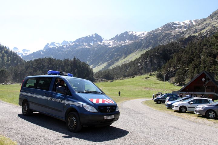 Des véhicules de gendarmerie le 20 mai 2016 aux Cauterets (Hautes-Pyérénées). (LAURENT DARD / AFP)