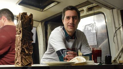 François Ruffin pose avec son César avant une rencontre avec des ouvriers de Whirlpool à Longueau, dans la Somme (3 mars 2017)
 (Denis Charlet / AFP)