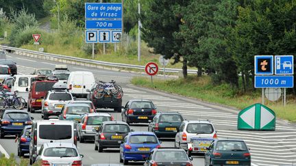 Des embouteillages au niveau du p&eacute;age de Virsac (Gironde), sur l'A10, le 16 ao&ucirc;t 2008. (PIERRE ANDRIEU / AFP)