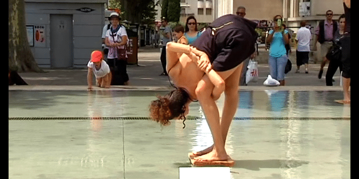 La compagnie Tétradanse offre un aperçu de son spectacle dans les rues d'Avignon, juillet 2014
 (Culturebox)