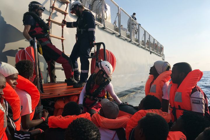 L'arrivée de migrants sur le bateau "Ocean Viking" le 23 août 2019 (ANNE CHAON / AFP)