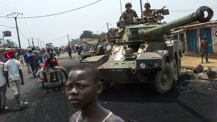 Des soldats fran&ccedil;ais de l'op&eacute;ration Sangaris en poste &agrave; Bangui (Centrafrique), le 18 f&eacute;vrier 2014. (FRED DUFOUR / AFP)