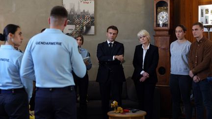 Le président de la République, Emmanuel&nbsp;Macron, rend visite à des étudiants gendarmes à Dijon (Côte-d'Or), le 25 novembre 2022. (CHRISTOPHE PETIT TESSON / POOL / AFP)