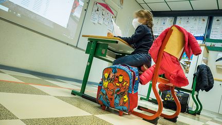 Dans une salle de classe d'une école de Vesoul (Haute-Saône) après le confinement lié à l'épidémie de coronavirus (Covid-19), 14 mai 2020. (JEAN-FRANCOIS FERNANDEZ / RADIO FRANCE)