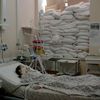 Milena, 13 ans, est plongée dans un coma artificiel&nbsp;à l'hôpital pédiatrique de Zaporijia (Ukraine), le 19 mars 2022, après avoir reçu une balle en pleine mâchoire en quittant Marioupol.&nbsp; (WILLIAM KEO / MAGNUM PHOTOS)