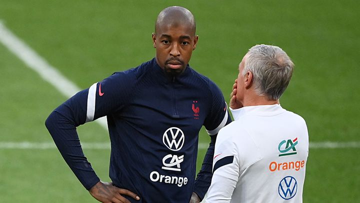 Presnel Kimpembe s'entretient avec Didier Deschamps à Kiev, le 3 septembre 2021, pendant les qualifications du mondial 2022. (FRANCK FIFE / AFP)