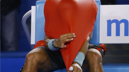 L'Espagnol Rafael Nadal enl&egrave;ve son tee-shirt lors de son match face au Fran&ccedil;ais Ga&euml;l Monfils &agrave; l'Open de tennis de Melbourne (Australie), le 18 janvier 2014. (DAVID GRAY / REUTERS)