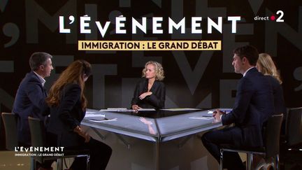 Le plateau de "L'Evenement", sur France 2, a réuni plusieurs responsables politiques venus débattre de l'immigration, le 9 novembre 2023. (FRANCE 2)