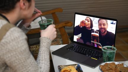 Une femme participe à un apéritif virtuel en pleine période de confinement. Photo d'illustration. (JOSSELIN CLAIR / MAXPPP)