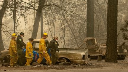 Des pompiers s'affairent dans les collines&nbsp;de Paradise (Californie, Etats-Unis) ravagées par les incendies, le 14 novembre 2018. (JOSH EDELSON / AFP)