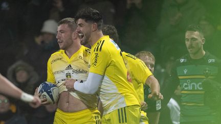 Pierre Bourgarit et Antoine Hastoy peuvent sourire dans le large succès de La Rochelle face à Northampton (46-12) en Champions Cup, le 10 décembre 2022 (XAVIER LEOTY / AFP)