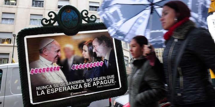 Une affiche du pape François avec la présidente argentine Cristina Fernandez de Kirchner et le candidat Martin Insaurralde, à Buenos Aires. (STR / AFP)