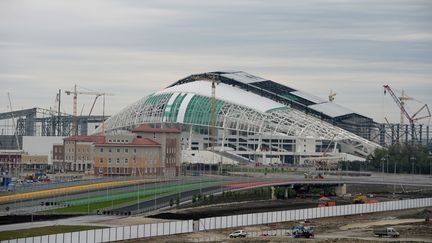 Le stade olympique de Sotchi (Russie), encore en construction, le 28 septembre 2013, &agrave; moins de cinq mois des JO d'hiver. (MIHAIL MOKRUSHIN / RIA NOVOSTI / AFP)