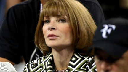 Une qui ne change jamais de coupe de cheveux, c'est Anna Wintour, la c&eacute;l&egrave;bre r&eacute;dactrice en chef de Vogue US. Elle ne consent &agrave; enlever ses indispensables lunettes de soleil que lorsqu'elle encourage chaque ann&eacute;e son chouchou Roger Federer &agrave; l'US Open. (BOISIERE / SIPA)