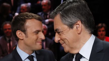 Macron et Fillon se rendent coup pour coup