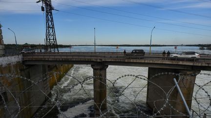 Une photo du pont du barrage hydroélectrique de Nova Kakhovka prise le 20 mai 2022 pendant une action des militaires russes. (OLGA MALTSEVA / AFP)