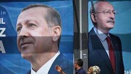 28 avril 2023. Les affiches de campagne électorale, avec le portrait du président sortant, Recep Tayyip Erdogan, et celui de son opposant principal, Kemal Kilicdaroglu, leader du Parti républicain du peuple depuis 2010. (OZAN KOSE / AFP)