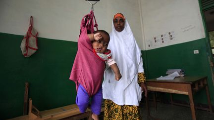 Un jeune r&eacute;fugi&eacute; est pes&eacute; &agrave; l'h&ocirc;pital Banadir &agrave; Mogadiscio (Somalie), le 28 septembre 2013. (OMAR FARUK / REUTERS)