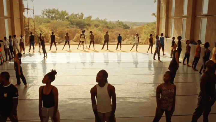 Les danseurs de l’École des Sables du Sénégal en répétition du spectacle de Pina Bausch "Le Sacre du Printemps", dans le documentaire "Dancing Pina", en salle depuis le 12 avril (Copyright mindjazz pictures 2022)