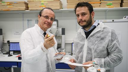 Milovan Stankov, fondateur de NG Biotech, et son fils Milovan Stankov-Puges, PDG de la société, dans leurs locaux de Guipry-Messac, le 15 Juin 2020. (VINCENT MICHEL / MAXPPP)